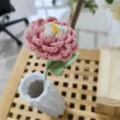Ramo de peonias rosas de ganchillo hecho a mano con tallo y florero blanco para decoracion. - Rosa Claro