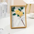 Hermoso marco de caja de sombra de flor de camelia amarilla de ganchillo hecho a mano. - Marco de Fotos Camelia (Terminado) / Amarillo