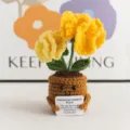 Pianta in vaso fatta a uncinetto con fiori gialli e viso carino, perfetta decorazione da scrivania. - Garofano a Due Teste - Serie Gialla