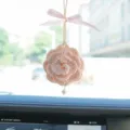 Adorno colgante de coche de rosa de ganchillo hecho a mano, decoración de espejo rosa. - Rosa