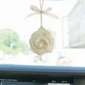 Adorno colgante para espejo retrovisor de coche de rosa blanca de ganchillo con cinta - Blanco