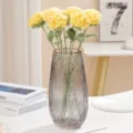 Ramo de rosas amarillas de ganchillo en florero, flor artificial para decoración hogar. - Amarillo