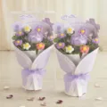 Ramo de flores de lana hechas a mano de ganchillo para día de la madre, bonito arreglo morado - Clavel Púrpura con Caja PET