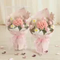 Ramo de claveles de ganchillo hecho a mano con caja de regalo, ideal para el día de la madre. - Clavel Rosa con Caja PET