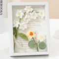 Marco de fotos de flores de ganchillo hecho a mano caja de exhibición de madera regalo - Miosotis Blanco / Blanco