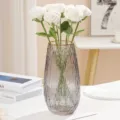 Ramo de rosas blancas de ganchillo hecho a mano con florero de vidrio gris, regalo de San Valentín. - Blanco
