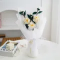 Ramo de camelias blancas de ganchillo, variante de regalo de lana hecha a mano. - Juego de Tres / Blanco