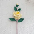 Flor de camelia de ganchillo hecha a mano hermosa decoracion floral de lana amarilla variante - Camelia Amarilla