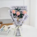 Ramo de camelias de ganchillo hecho a mano, flores artificiales de lana tejida de regalo. - Juego de Tres / Rosa
