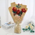 Handgefertigter Häkel-Kamelien-Blumenstrauß als Geschenk für Freundin, schöne Wollblumen Deko. - Dreier-Set / Rot