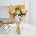 Ramo de flores de camelia de ganchillo hecho a mano flores de lana tejidas regalo para novia amiga. - Juego de Tres / Amarillo