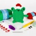 Kit uncinetto DIY simpatica rana verde con cappello di fungo filato e strumenti principianti - Kit per Uncinetto Bambola Rana