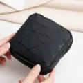 Zwarte PU lederen geometrische cosmetische tas, draagbare hygiënische opbergtas detail. - Zwart Geblokt