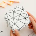 Draagbare PU lederen cosmetische opbergtas met geometrisch patroon voor dames en meisjes - Wit Raster