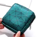 Detailopname van het donkergroene geometrische PU-lederen cosmetica- en opbergetui. - Groene Ruit