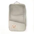 Graue Reise-Aufbewahrungstasche mit atmungsaktivem Mesh-Deckel und süßem Bären-Patch. - Khaki