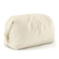 Nahaufnahme des cremeweißen Kosmetikbeutels mit weicher, plissierter Wolkenstofftextur. - Beige