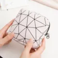 Roze geometrisch PU-leder menstruatiezakje, draagbare make-up tas voor vrouwen en meisjes. - Roze Ruit