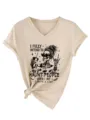 Close-up detail van de grafische print en geknoopte zoom op dit casual V-hals t-shirt. - S / Zandkleur