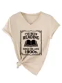 Beige Damen V-Ausschnitt Kurzarm T-Shirt mit Vintage Lese-Grafikprint und Knotensaum. - S / Sand (Schwarzer Text)