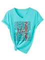 Detailansicht des hellblauen V-Ausschnitt Kurzarm T-Shirts mit Senior 2027 Mom Glitzerdruck. - S / Tiefwasserblau
