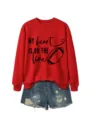 Felpa rossa da donna a manica lunga con stampa grafica e pantaloncini di jeans. - Taglia S / Felpa rosso vivo (scritta nera)