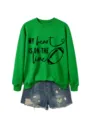 Felpa verde casual a maniche lunghe abbinata a pantaloncini di jeans strappati. - Taglia S / Felpa verde erba (scritta nera)
