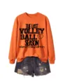 Orangener Langarm-Sweatshirt mit Volleyball-Druckgrafik kombiniert mit Jeansshorts für Damen - S / Oranges Sweatshirt (Schwarzes Textmuster)