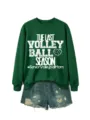 Dunkelgrüner Damen Sweatshirt kombiniert mit Jeansshorts und Volleyball Saison Aufdruck. - S / Dunkelgrünes Sweatshirt (Weißes Textmuster)