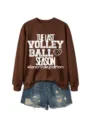 Detailansicht eines braunen langärmligen Sweatshirts mit weißem Volleyball-Textdruck und Jeans. - S / Kaffeebraunes Sweatshirt (Weißes Textmuster)