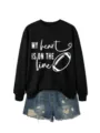 Felpa casual da donna a maniche lunghe nera con stampa grafica e pantaloncini in denim. - Taglia S / felpa nera (scritta bianca)