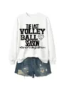 Weißer Langarm-Sweatshirt mit Volleyball-Textprint kombiniert mit Jeans-Shorts. - S / Weißes Sweatshirt (Schwarzes Textmuster)