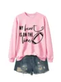 Felpa rosa a maniche lunghe con stampa football abbinata a pantaloncini denim casual. - Taglia S / felpa rosa (scritta nera)