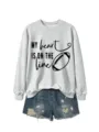 Felpa da donna a maniche lunghe abbinata a pantaloncini in jeans, outfit sportivo. - Taglia S / felpa grigia (scritta nera)