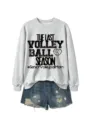 Graues Sweatshirt Detail mit Volleyball Saison Druck und passenden blauen Jeansshorts. - S / Oberteile / Graues Sweatshirt (Schwarzes Textmuster)