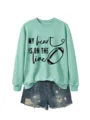 Felpa girocollo verde menta con grafica da football e testo motivazionale, abbinata ai jeans. - Taglia S / Top / felpa verde chiaro (scritta nera)