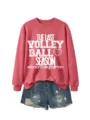 Nahaufnahme Detail des roten Volleyball-Themen-Sweatshirts und Jeansshorts Outfits. - Rotes Sweatshirt (Weißes Textmuster) / S