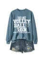 Lässiges blaues Volleyball-Mama-Sweatshirt kombiniert mit Destroyed-Denim-Shorts für den Alltag. - Blaues Sweatshirt (Weißes Textmuster) / S