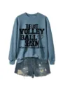 Damen blauer Pullover mit Volleyball-Druck kombiniert mit Jeansshorts für den Sommer. - Blaues Sweatshirt (Schwarzes Textmuster) / S