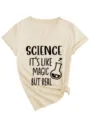 Gedetailleerd overzicht van het wetenschappelijke V-hals t-shirt met grafische print en knoop. - S / Zand (Zwarte Tekst)