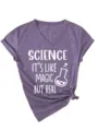 Stijlvol paars dames V-hals korte mouw t-shirt met wetenschapsprint en knoop aan de zijkant. - 3812-Paars (Witte tekst)