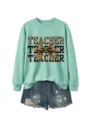 Detalle de la sudadera verde menta con estampado de lazo de leopardo y shorts vaqueros. - Sudadera verde claro (patrón de texto negro) / S