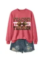 Detalle de cerca de sudadera rosa de mujer con gráfico de leopardo y un lazo. - Sudadera roja (patrón de texto blanco) / S