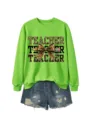 Detalle sudadera profesor verde con estampado leopardo lazo lápiz y shorts vaqueros. - Sudadera verde neón (estampado negro) / S