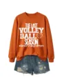 Damen orange Volleyball Themen Sweatshirt kombiniert mit zerrissenen Jeansshorts Details. - Dunkeloranges Sweatshirt (Weißes Muster) / S