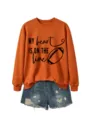 Felpa da donna arancione casual con stampa football e pantaloncini di jeans alla moda. - arancio bruciato (scritta nera) / Taglia S