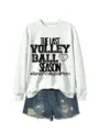 Freizeitorientierter grauer Damen Pullover mit Rundhalsausschnitt und Jeansshorts. - Grauweißes Sweatshirt (Schwarze Grafik) / S