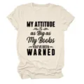 Gedetailleerd uitzicht van het casual beige korte mouwen t-shirt met slogan opdruk. - S / Zandkleur