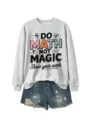 Nahaufnahme Detail des lässigen grauen Sweatshirts mit coolem Math Magic Aufdruck. - S / Oberteile / Grau (Schwarzer Druck)