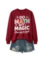 Lässiges bordeauxrotes Sweatshirt mit cooler Mathe Magic Schrift und stylischen Jeansshorts. - S / Oberteile / Weinrot (Weißer Druck)